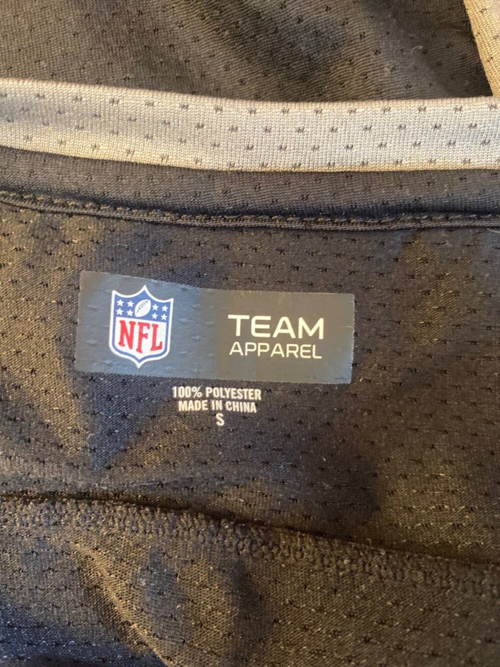 Las Vegas Raiders NFL Team Apparel Black Mesh V Neck Tee - Picture 3 of 4